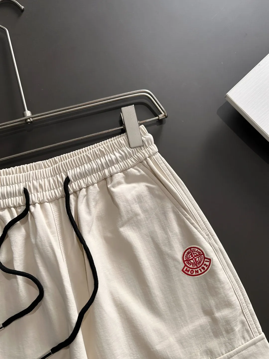 2-3 days to ship P360 Stone lsland/Stone Island Mouth Co-branded Exclusive launch of 25ss autumn and winter new high-quality trousers Compare real-life details at will The craftsmanship that ordinary small workshops cannot copy Top-level ZP development Unique imported fabric feel Purely imported German machine production Precision operation Ten thousand needle density A pair of trousers with rich details You can see the development strength A full set of new accessories can be customized simultaneously Simple yet elegant Soft, delicate and comfortable The upper body is versatile and fashionable A perfect choice for autumn and winter, a must-have item. Sizes: M to 3XL (please state your height and weight when placing an order)